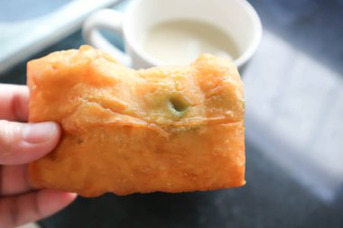 derin yağda kızartılmış hamur sopa ile doldurulmuş muhallebi