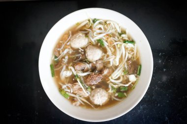 Erişte veya noodle ile et topu ve sığır eti veya sığır şehriye, Tayland Gıda