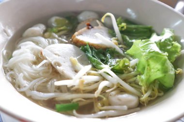 Balık top ya da balık topu noodle sebzeli