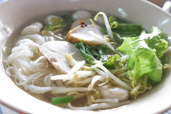 魚ボールや野菜と魚ボール麺 — ストック写真