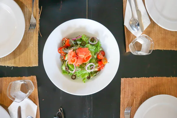 somon salata veya balık salatası