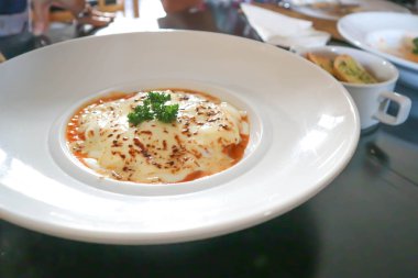 Fırında makarna peynir veya peynir ekmek ile pişmiş ıspanak ile