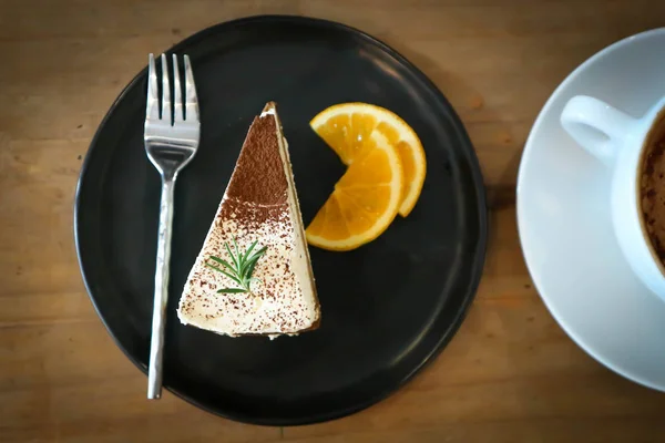 ケーキやティラミス ケーキとオレンジ色 — ストック写真