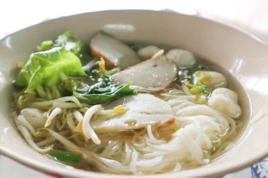 Balık top ya da balık topu noodle sebzeli