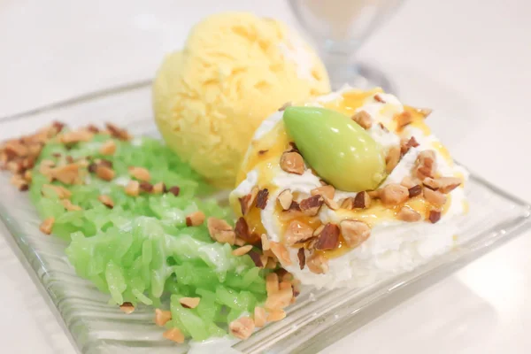 Mango Eis Mit Sahne Und Mandel — Stockfoto