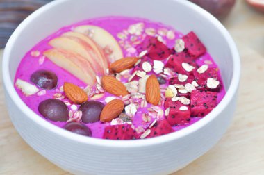 karışık dragon meyve ve yoğurt veya karışık meyve ya da iki yüzlü