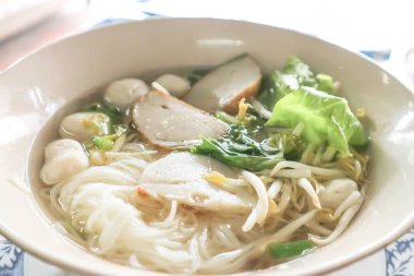 Balık top ya da balık topu noodle sebzeli