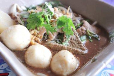 Top domuz eti ya da domuz noodle sebzeli