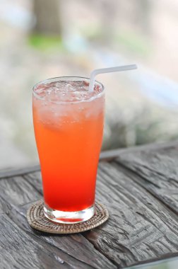 İtalyan soda ya da çilekli soda ya da mocktail