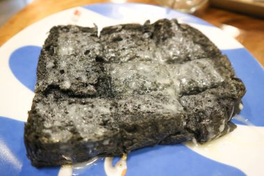 siyah ekmek ya da siyah kömür ekmek ya da bambu kömür ekmek