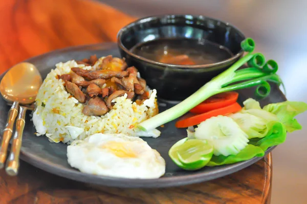 Nasi Goreng Dengan Topping Babi Goreng — Stok Foto