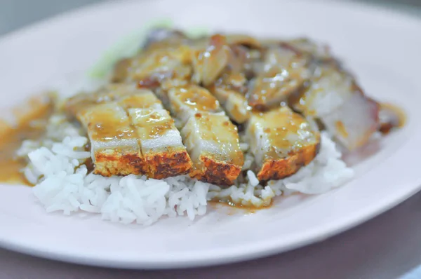 Gegrild Varkensvlees Rijst Gegarneerd Met Krokante Varkensvlees Thais Eten — Stockfoto