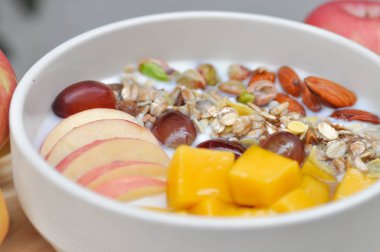 elma, mango ve üzüm tepesi ile yoğurt