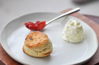 çörek whippied krem ve çilek reçeli