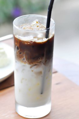 buzlu latte veya buzlu kahve masada