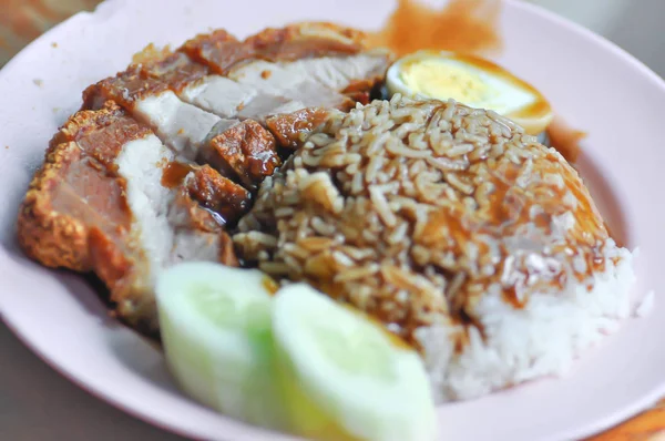 カリカリ豚ばら肉米やごはんとカリカリ揚げ豚のタイ料理 — ストック写真