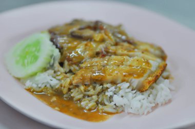 ızgara domuz eti veya pirinç gevrek domuz eti veya Tay gıda ile tepesinde