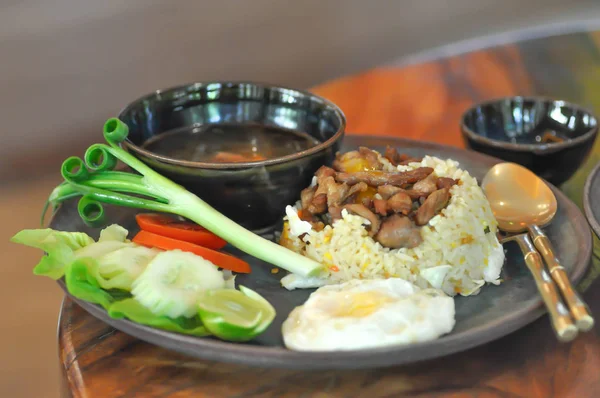 Nasi Goreng Dengan Topping Babi Goreng Makanan Thailand — Stok Foto