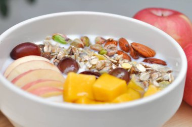 elma, mango ve üzüm tepesi ile yoğurt