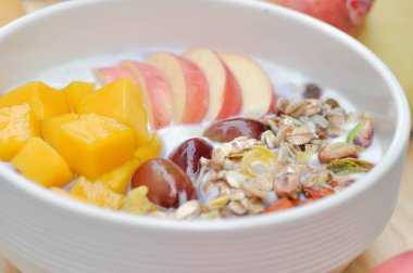 elma, mango ve üzüm tepesi ile yoğurt