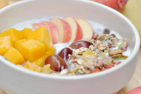 Joghurt Mit Apfel Mango Und Traubenbelag — Stockfoto