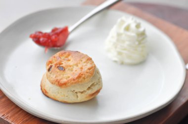 çörek whippied krem ve çilek reçeli