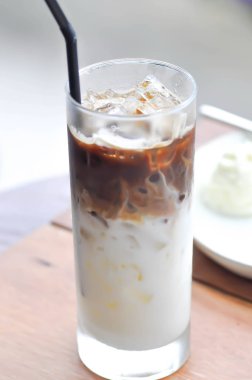 buzlu latte veya buzlu kahve masada