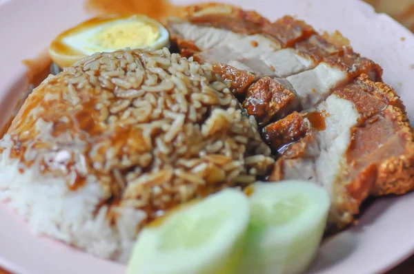 カリカリ豚ばら肉米やごはんとカリカリ揚げ豚のタイ料理 — ストック写真