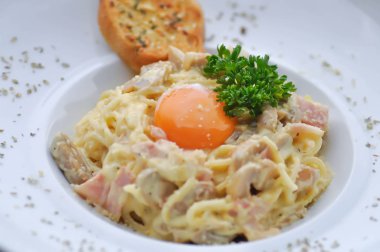 jambon ve mantar veya spagetti carbonara, İtalyan yemeği spagetti