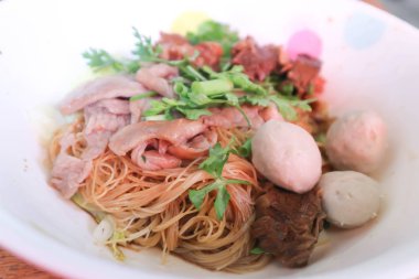 Erişte veya Çin noodle veya düz şehriye