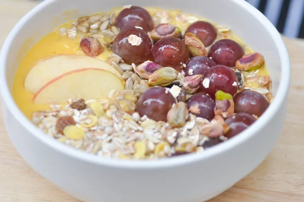 Yogurt Mango Con Mela Avena Pistacchio Vinaccioli — Foto Stock