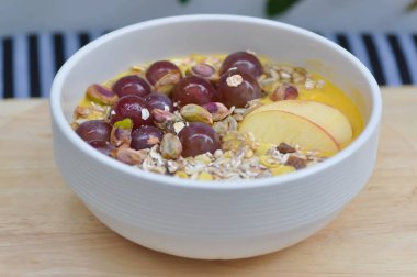 apple, yulaf, fıstık ve üzüm ile Mango yoğurt Tepesi