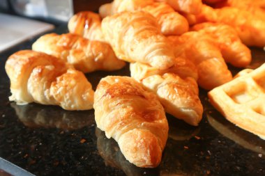 kruvasan ve gözleme tepsi