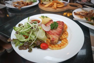 domuz eti biftek veya domuz pirzolası patates püresi ile