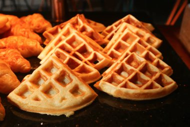 kruvasan ve gözleme tepsi