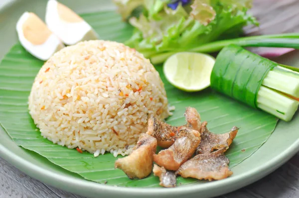 Nasi Goreng Dengan Ikan Goreng Dan Telur Makanan Thailand — Stok Foto