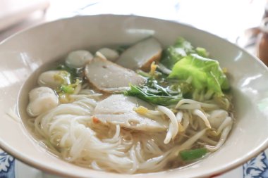 Balık top ya da balık topu noodle sebzeli