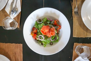 Balık salata veya sebze ile somon salata