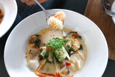 Baharatlı deniz mahsulleri çorbası veya sahnelenen, Tayland Gıda