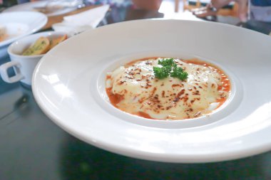 spagetti veya Tepesi, peynirli makarna pişmiş somon peynir ile