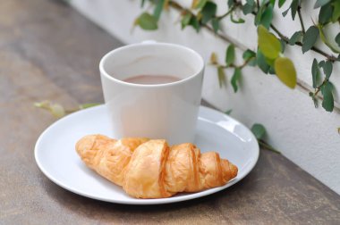 kruvasan ve masada sıcak kakao