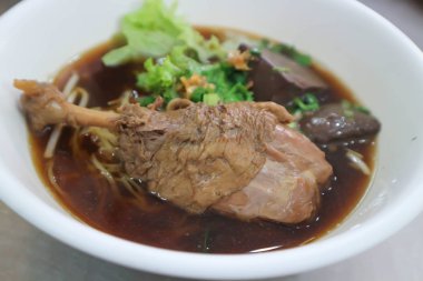 Çin noodle veya duck erişte veya sebzeli tavuk şehriye