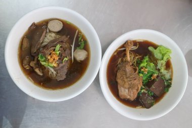 Çin noodle veya duck erişte veya sebzeli tavuk şehriye