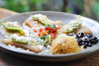 kararmış balıklı taco avokado ve peynir