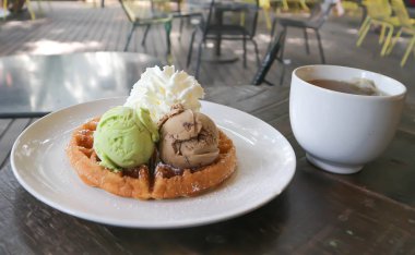 dondurma Tepesi ve sıcak çay ile waffle
