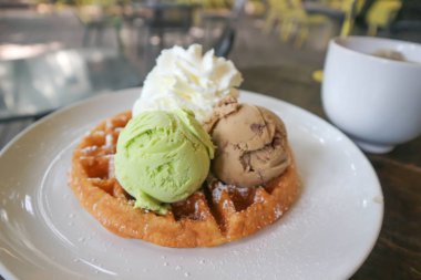 dondurma Tepesi ve sıcak çay ile waffle