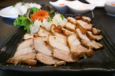 Banh'da hoi veya şehriye ile ızgara domuz eti ve sebze, Vietnamca gıda