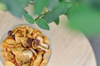 Granola veya cornflake, badem ve kurutulmuş kızılcık