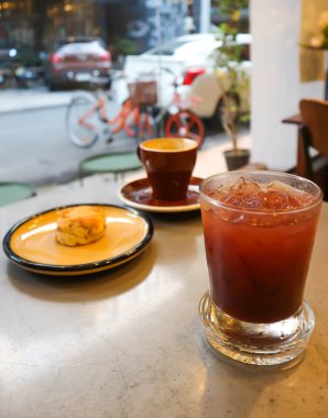 çörek, berry çay ve kahve masada