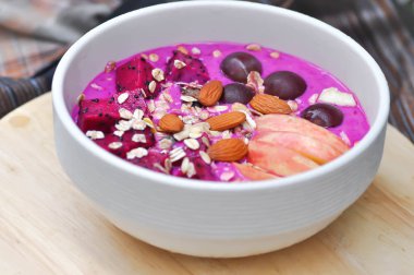 Dragon meyve yoğurtlu elma, badem, üzüm ve dragon meyve